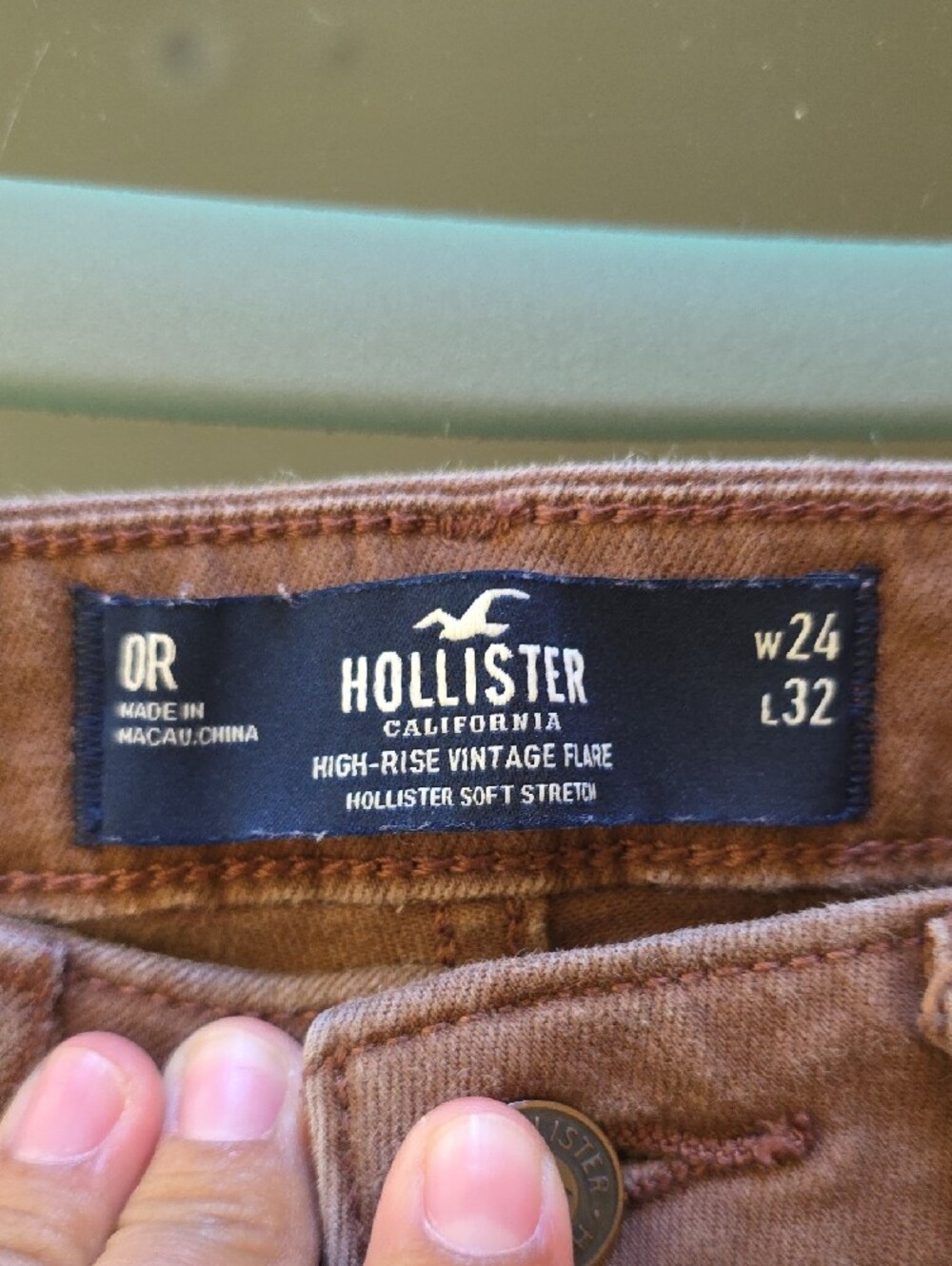 Hollister High-Rise Cropped Jeans in Dusty Rose - Picture 3 of 4